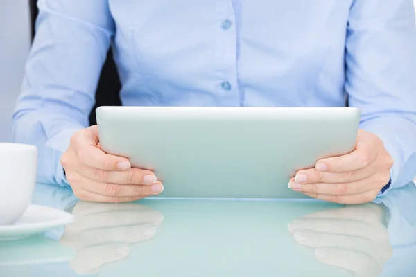 Forretningskvinde ved hjælp af Digital Tablet At Desk - Stock-foto