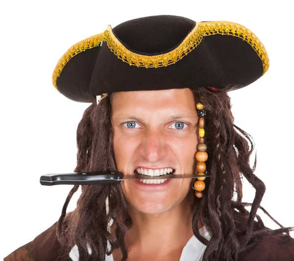 Pirate mes in zijn mond houden — Stockfoto