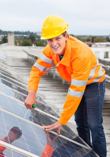 Engineer Adjusting Solar Panels — Stock Photo, Image