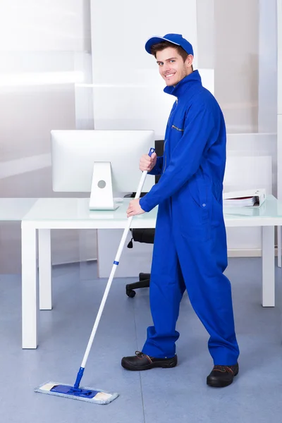 Sprzątanie podłogi mężczyzna robotnik — Zdjęcie stockowe