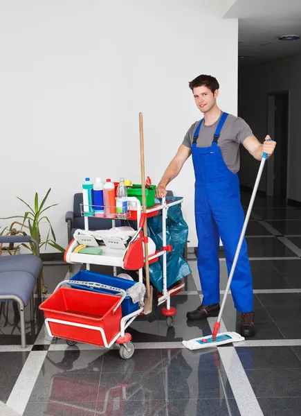 Jongeman met reinigingsapparatuur — Stockfoto