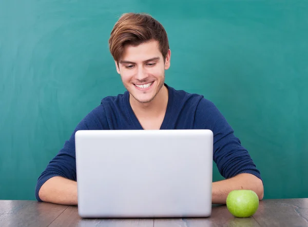 Anak muda menggunakan laptop — Stok Foto