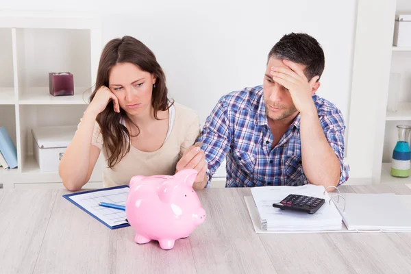 Casal esperando dinheiro de Piggybank — Fotografia de Stock