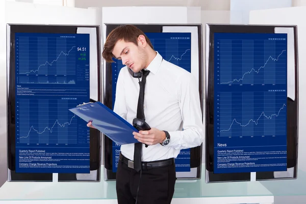 Stock Broker Working At Office — Stock Photo, Image