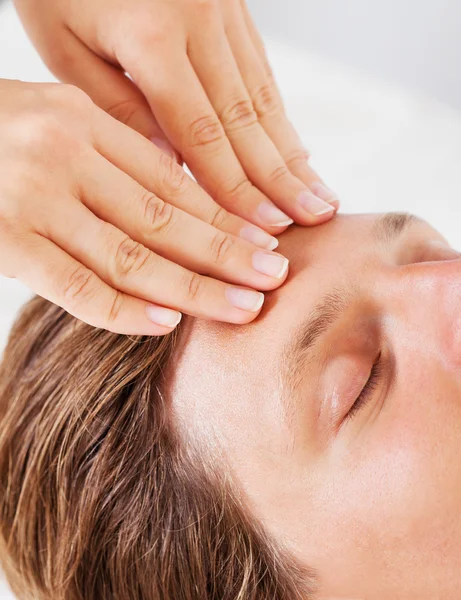 Hombre recibiendo masaje en la cabeza — Foto de Stock