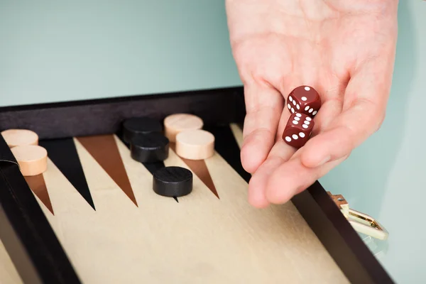 Person som spelar backgammon — Stockfoto