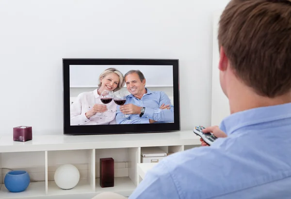 Mann schaut Fernsehen — Stockfoto