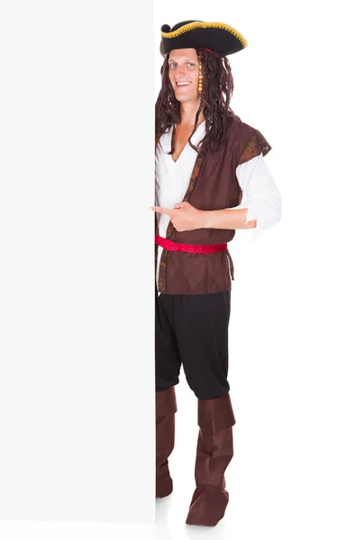 Jovem pirata apontando para Placard em branco — Fotografia de Stock