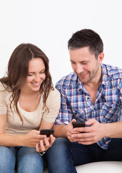 Pareja feliz usando el teléfono celular — Foto de Stock