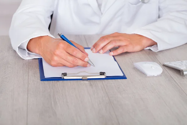 Formulário de preenchimento do médico masculino — Fotografia de Stock