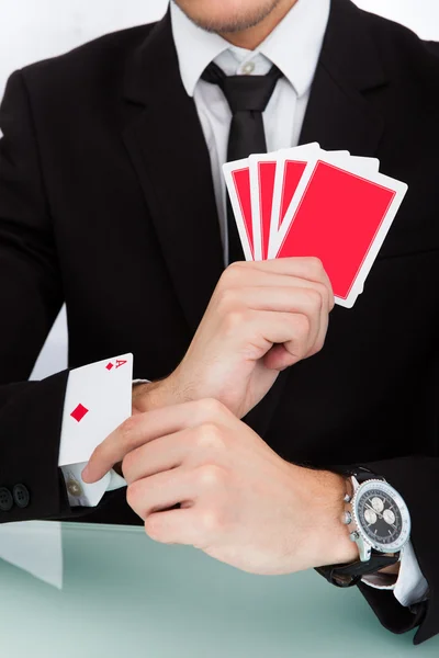 Uomo d'affari con carte da gioco nella manica — Foto Stock