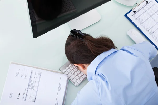 Cansada empresária inclinada na mesa de escritório — Fotografia de Stock
