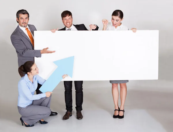 Geschäftsleute mit Plakaten — Stockfoto