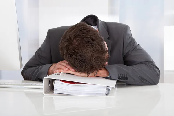 Уставший бизнесмен спит в офисе — стоковое фото