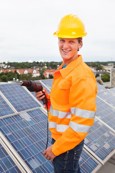 Engenheiro ajustando painéis solares — Fotografia de Stock