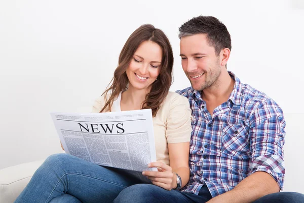 Para czytanie gazety — Zdjęcie stockowe