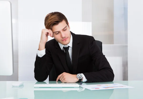 Geschäftsmann leidet unter Kopfschmerzen — Stockfoto