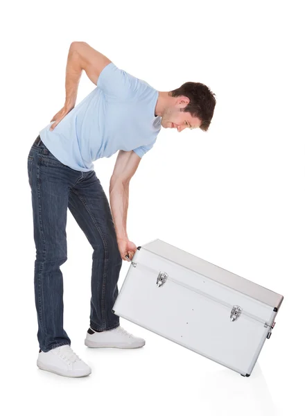 Hombre con dolor de espalda Levantamiento caja de metal — Foto de Stock