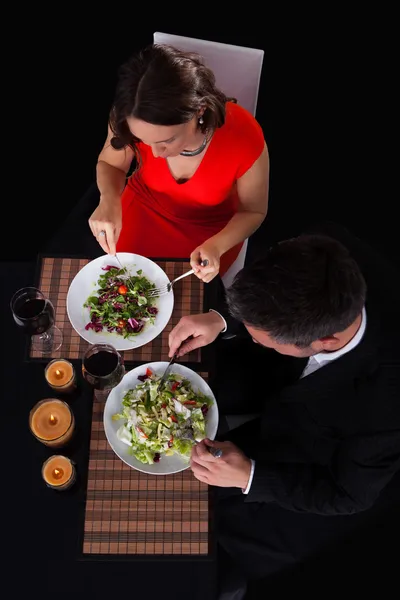 Pareja joven cenando con vino —  Fotos de Stock