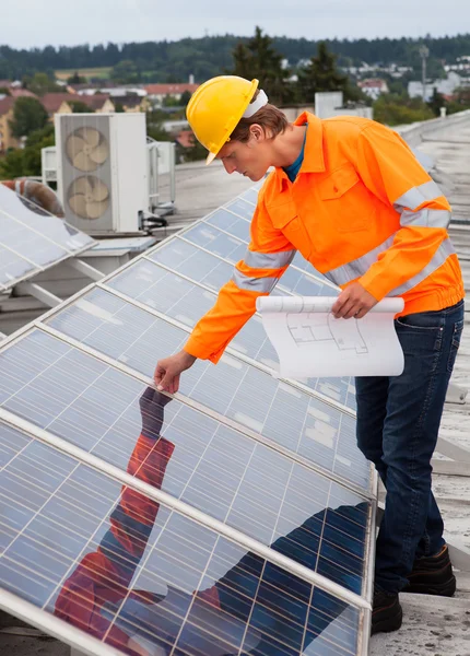 Ingeniero sosteniendo plano — Foto de Stock