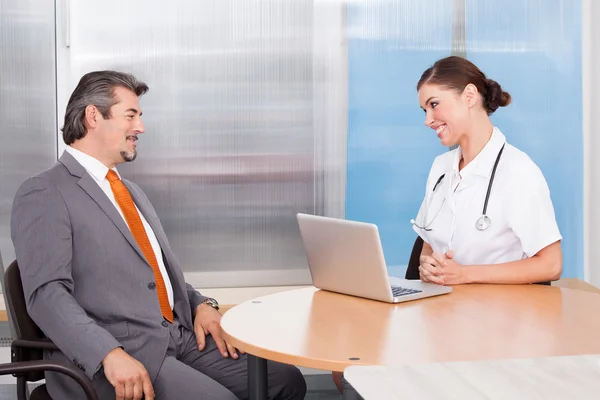 Uomo d'affari e medico femminile parlando insieme — Foto Stock