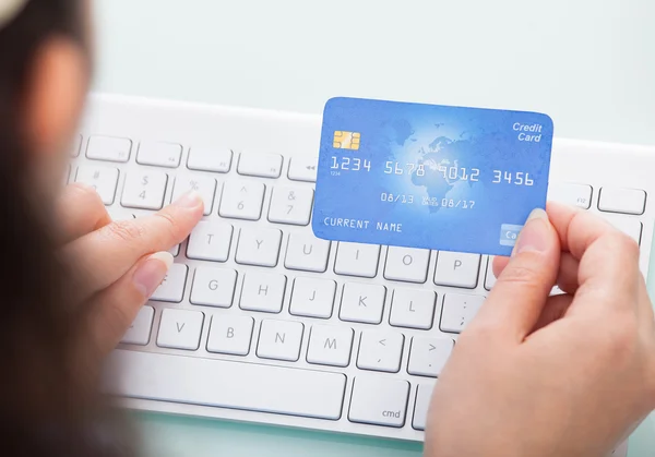 Houder van creditcard via laptop — Stockfoto