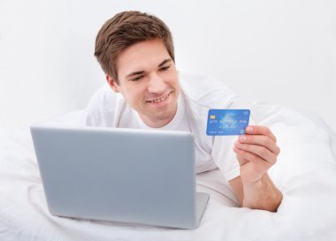 İnternetten alışveriş yapan adam