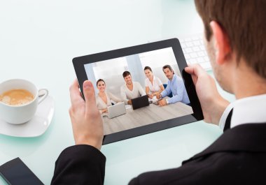 Dijital tablet tutan işadamı