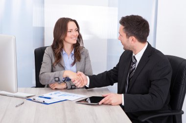 işadamı Ofis Masası el sallayarak süre seyir