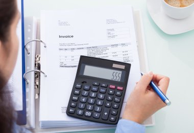 kadın muhasebeci fatura hesaplama