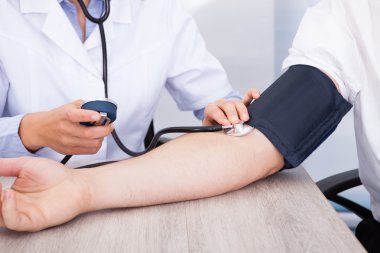 Doktor kontrol tansiyon el
