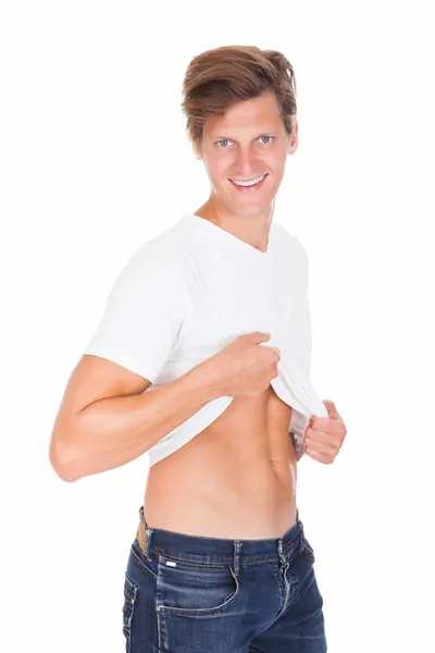 Hombre mostrando sus abdominales — Foto de Stock