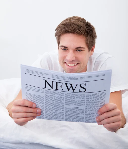 Hombre leyendo periódico — Foto de Stock