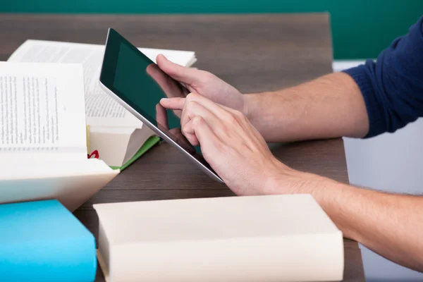 Studente maschio utilizzando tavoletta digitale — Foto Stock