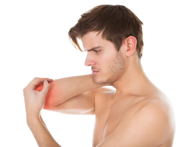 Homem sofrendo de dor no cotovelo — Fotografia de Stock