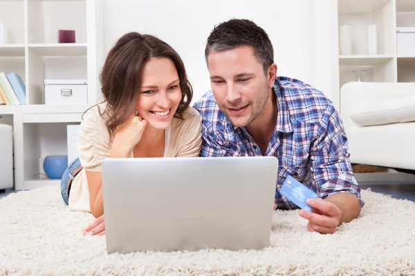Couple Shopping Online Using Laptop And Credit Card — Stock Photo, Image