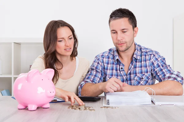 Casal economizando dinheiro — Fotografia de Stock