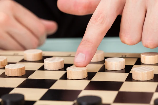 Geschäftsmann spielt Dame — Stockfoto