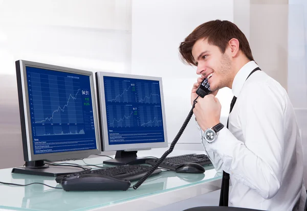 Stock Broker Working At Office — Stock Photo, Image