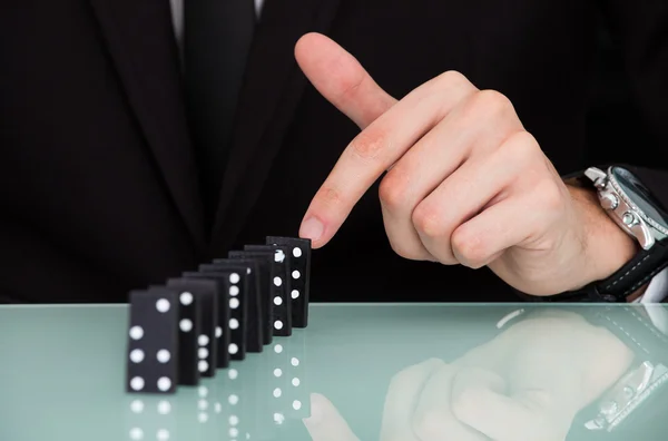 Geschäftsmann spielt Domino — Stockfoto