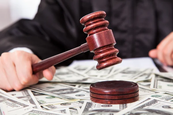 Judge Hitting Mallet On Dollar — Stock Photo, Image