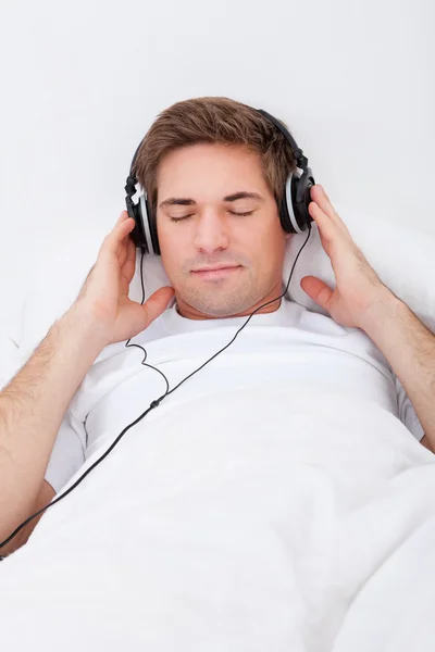 Человек слушает музыку — стоковое фото