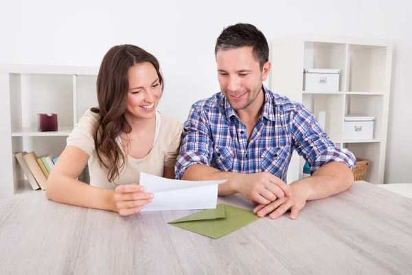 Papel de leitura de casal feliz — Fotografia de Stock