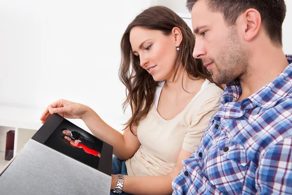 Man And Woman Looking At Couples Picture — Stock Photo, Image