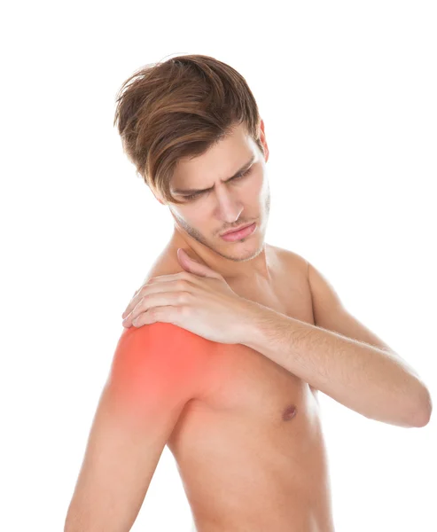 Homme souffrant de douleur à l'épaule — Photo