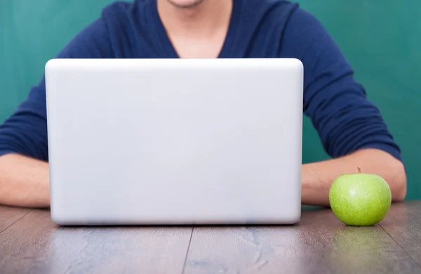 Young Man Using Laptop — Stock Photo, Image