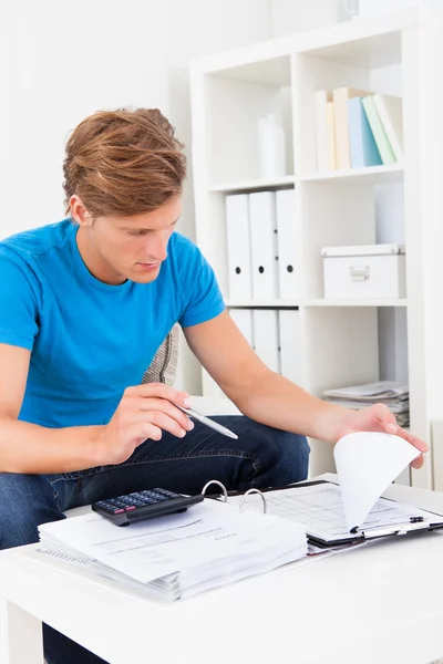 Hombre calculando sus facturas — Foto de Stock