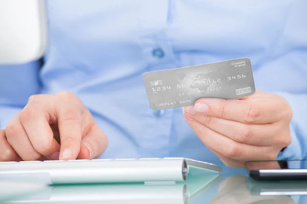 Person anläggning kreditkort — Stockfoto