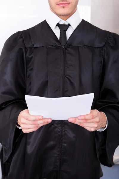 Juez masculino en posesión de documentos — Foto de Stock