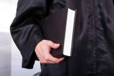 erkek yargıç hukuk kitap